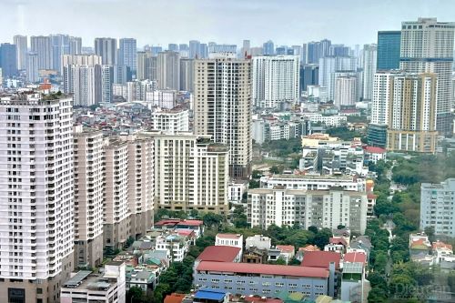 Bẫy giá bất động sản vùng ven 2024 với hình ảnh các khu nhà phát triển mới và bảng chỉ giá