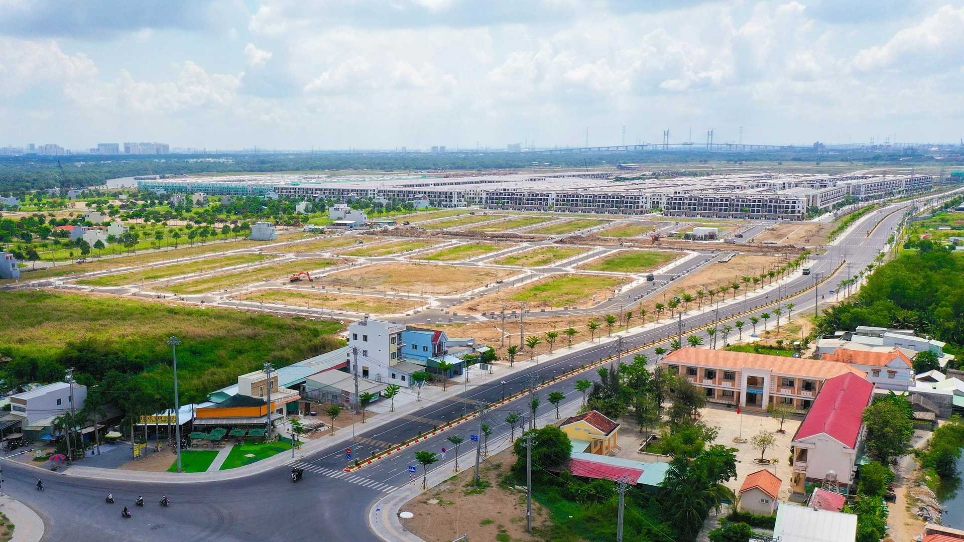 Hình ảnh minh họa rủi ro đầu tư bất động sản vùng ven với các biểu tượng cảnh báo và đồ thị biến động