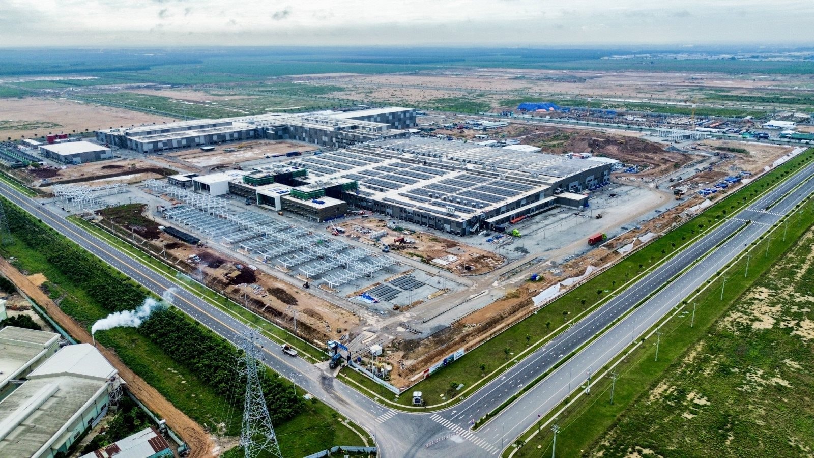 Khu công nghiệp hiện đại với các nhà máy và nhà xưởng rộng lớn