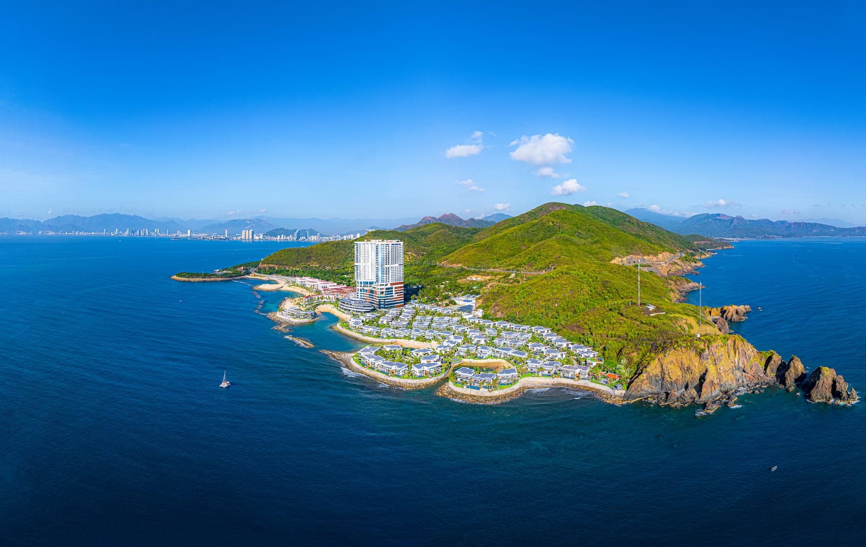 Bất động sản nghỉ dưỡng biển 2025 với khu resort sang trọng ven biển