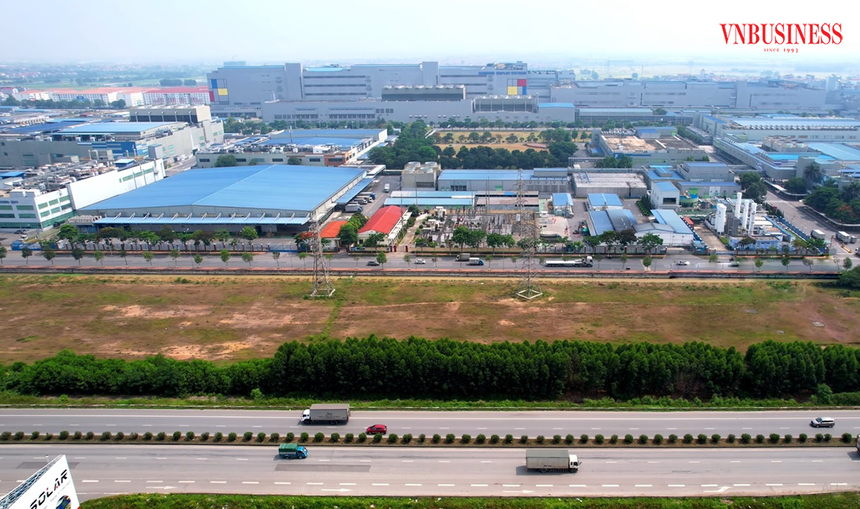Toàn cảnh khu bất động sản công nghiệp ven biển tại Việt Nam năm 2025 với nhà xưởng và cảng biển hiện đại