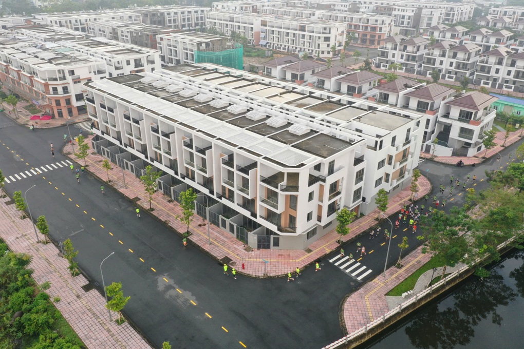 Hình ảnh minh họa chuyển đổi số trong bất động sản năm 2025 với các biểu tượng công nghệ hiện đại