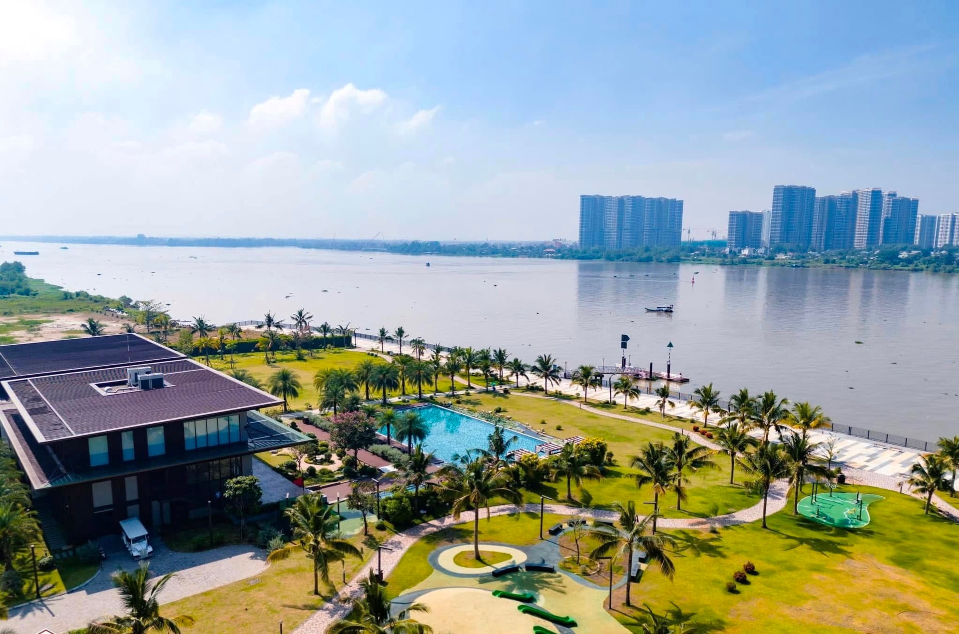 Không gian sang trọng của bất động sản nghỉ dưỡng ven đô năm 2025 với cảnh quan xanh mát
