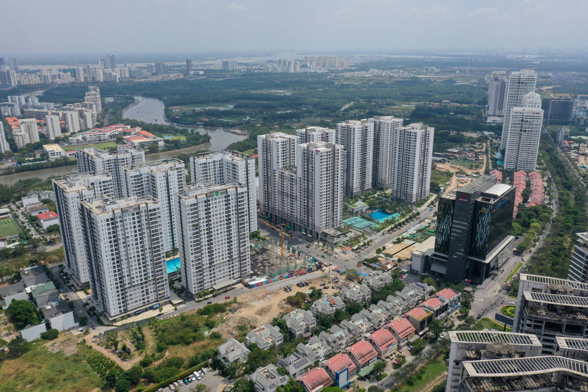 Toàn cảnh thị trường bất động sản Việt Nam năm 2026 với biểu đồ tăng trưởng kinh tế vĩ mô