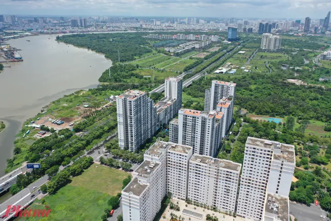 Bất động sản ven sông tại Việt Nam năm 2025 với kiến trúc hiện đại và cảnh quan xanh mát