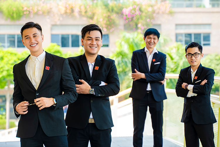 Đội ngũ môi giới bất động sản sử dụng công nghệ số hiện đại