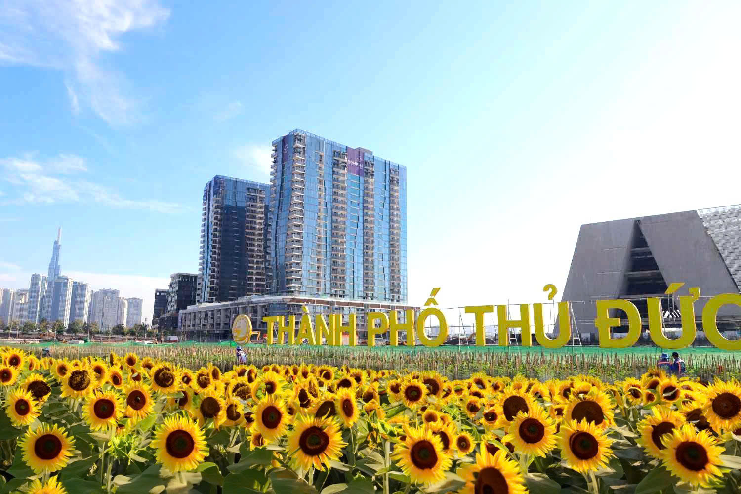Bình gốm sứ trắng trang trí với hoa văn xanh tinh tế
