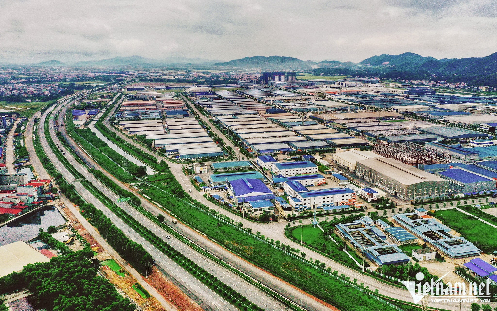 Toàn cảnh khu bất động sản thương mại công nghệ hiện đại tại Việt Nam với các tòa nhà cao tầng và không gian làm việc sáng tạo