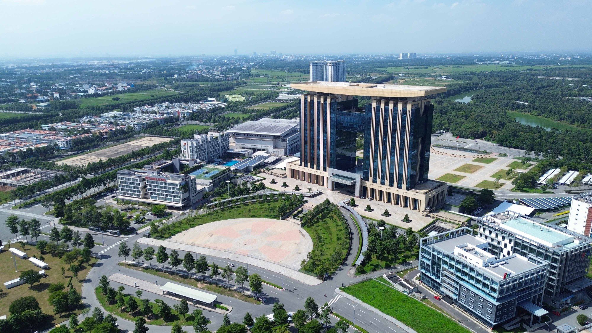 Lọ thủy tinh trong suốt chứa thuốc hoặc thực phẩm chức năng với nhãn hiệu LAPURA LIFE