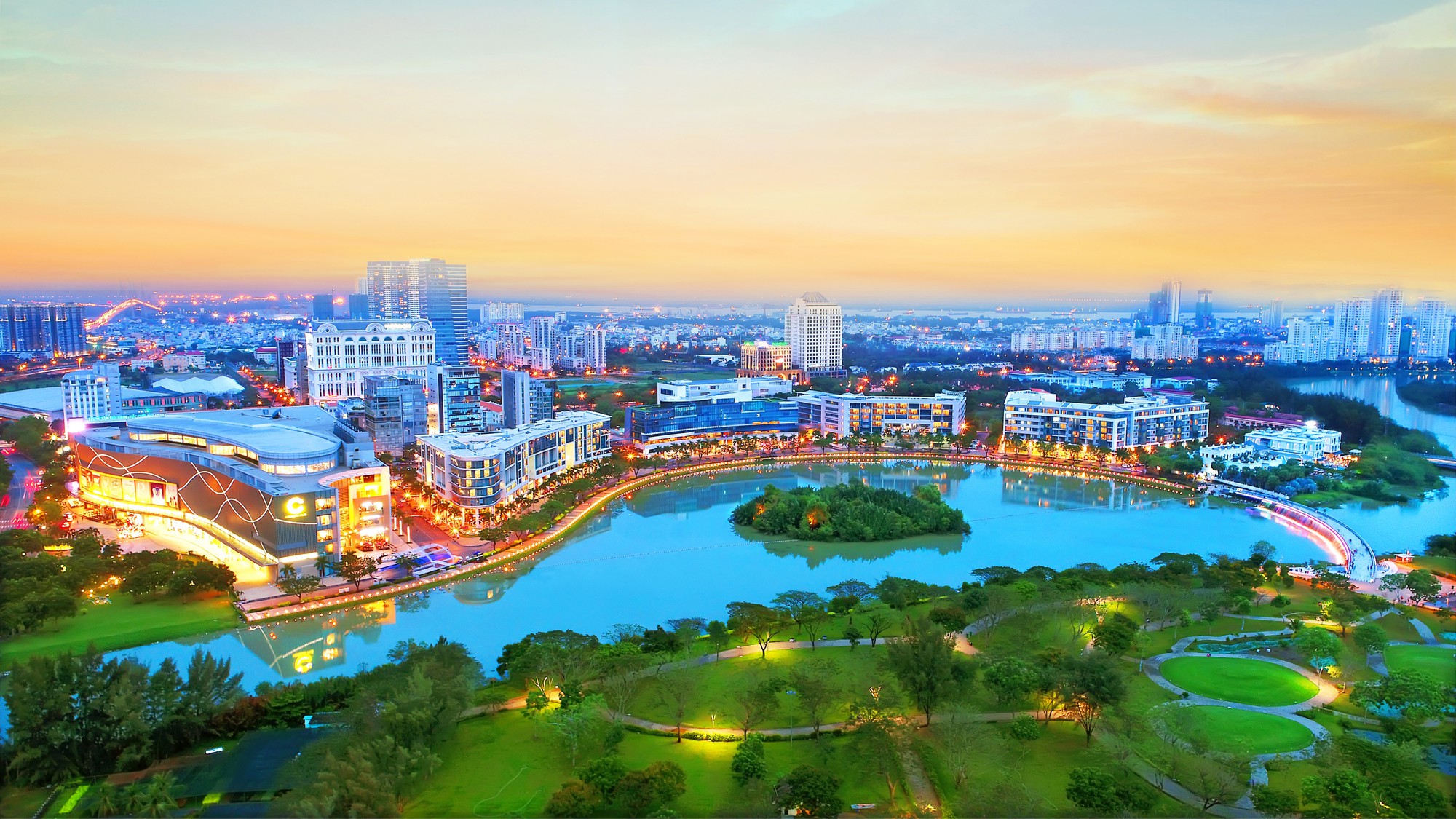 Một cô gái trẻ cười tươi đang đứng ngoài trời dưới ánh nắng, mặc áo sơ mi trắng với nền xanh cây cối mát mẻ