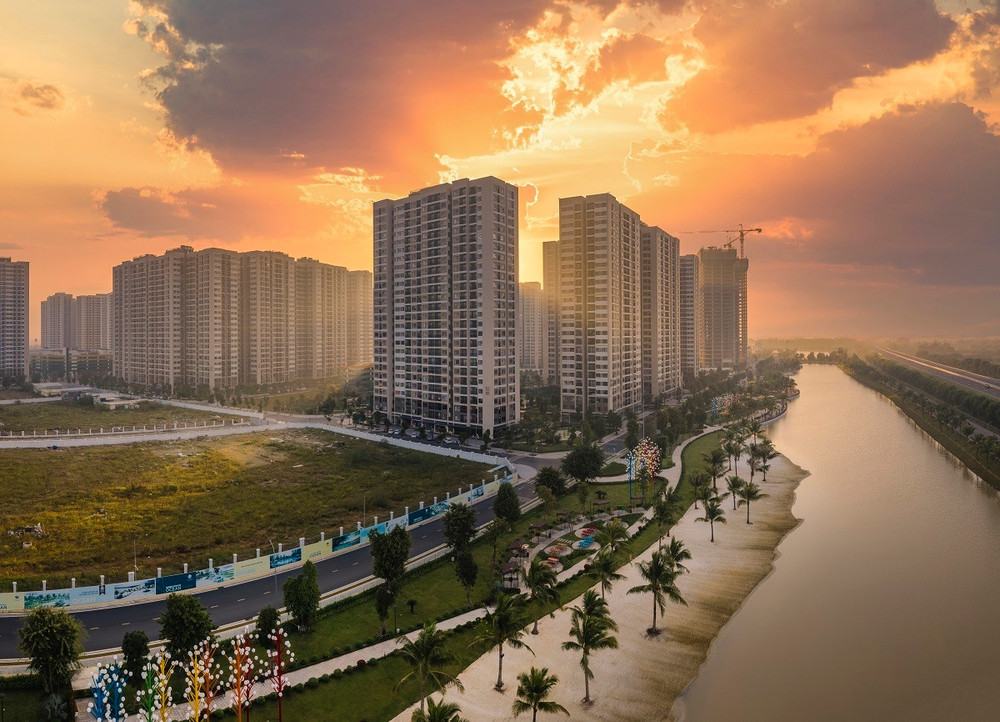 Thành phố hiện đại với các tòa nhà cao tầng thể hiện xu hướng đầu tư bất động sản 2025 tại Việt Nam
