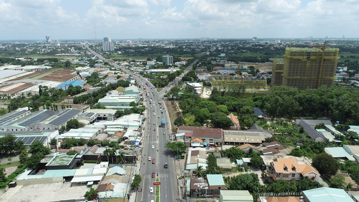 Lọ thực phẩm chức năng dạng viên nang màu trắng và xanh trên nền gỗ