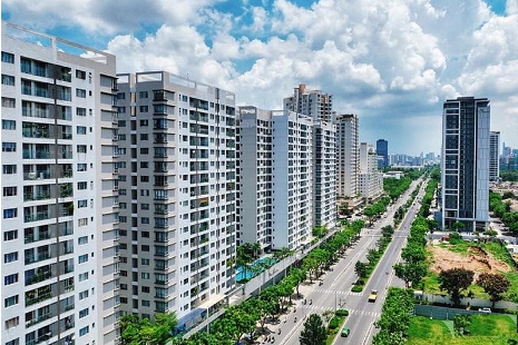 Ảnh minh họa cơ hội và rủi ro đầu tư bất động sản năm 2025 với biểu đồ và tòa nhà hiện đại