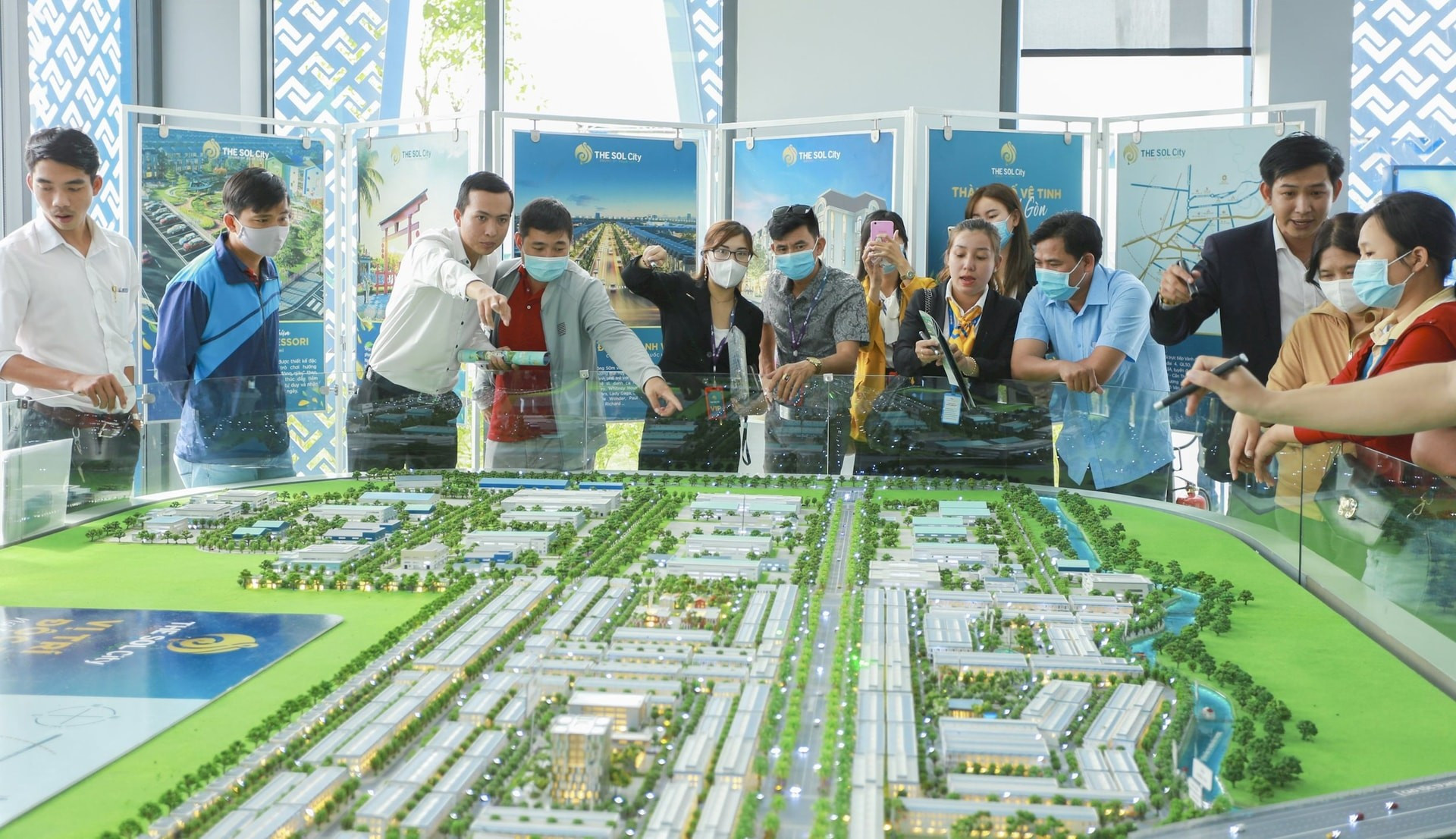 Khu vực đầu tư bất động sản vùng ven với nhà cửa và cảnh quan xanh mát