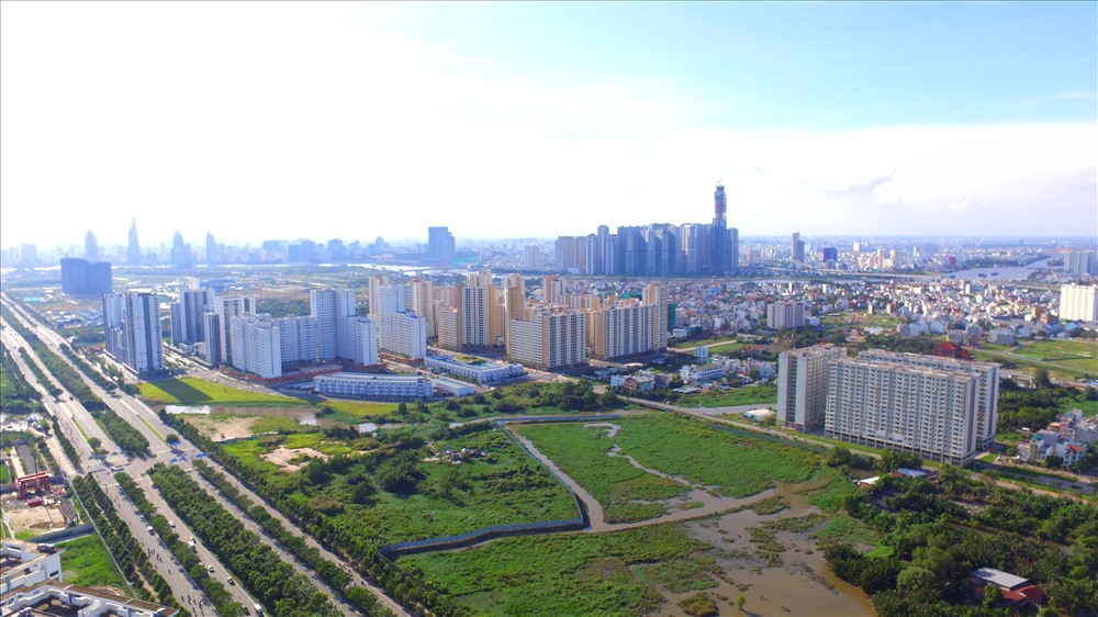 Toàn cảnh đô thị vệ tinh hiện đại với các tòa nhà cao tầng và không gian xanh