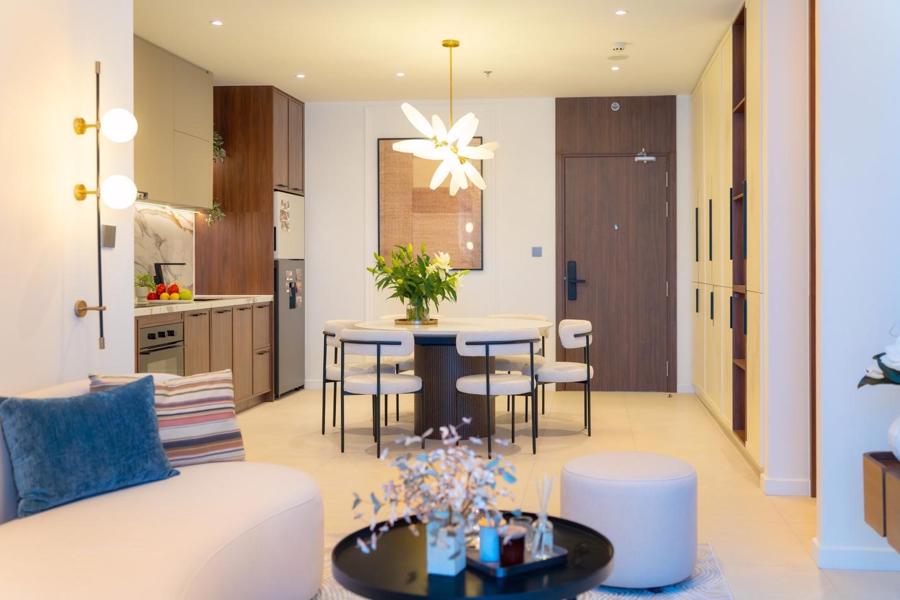 Bức ảnh sản phẩm trang sức nữ tính với dây chuyền và nhẫn tinh tế trên nền gỗ sáng