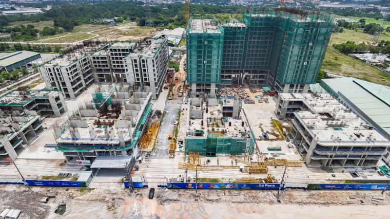 Tấm ảnh minh họa cuộc sống xanh và bền vững với cây xanh và nước trong suốt