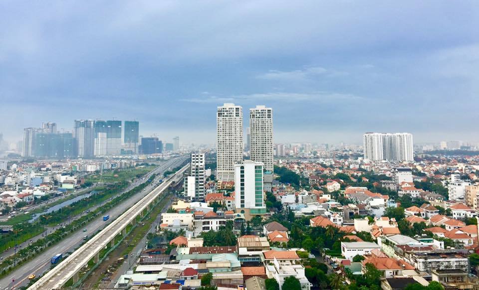 Hình ảnh một chiếc bình thủy tinh chứa dung dịch màu vàng nhạt, đặt trên nền trắng