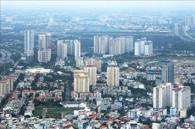 Phân tích đầu tư bất động sản 2025 với biểu đồ và mô hình kinh tế thể hiện xu hướng tăng trưởng bền vững