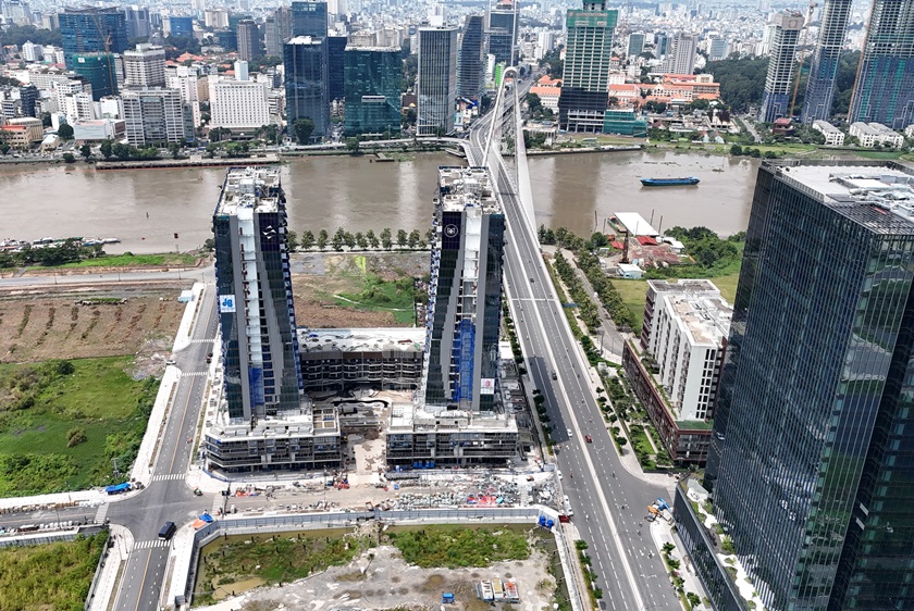 Thị trường bất động sản tại thành phố lớn với các tòa nhà cao tầng hiện đại