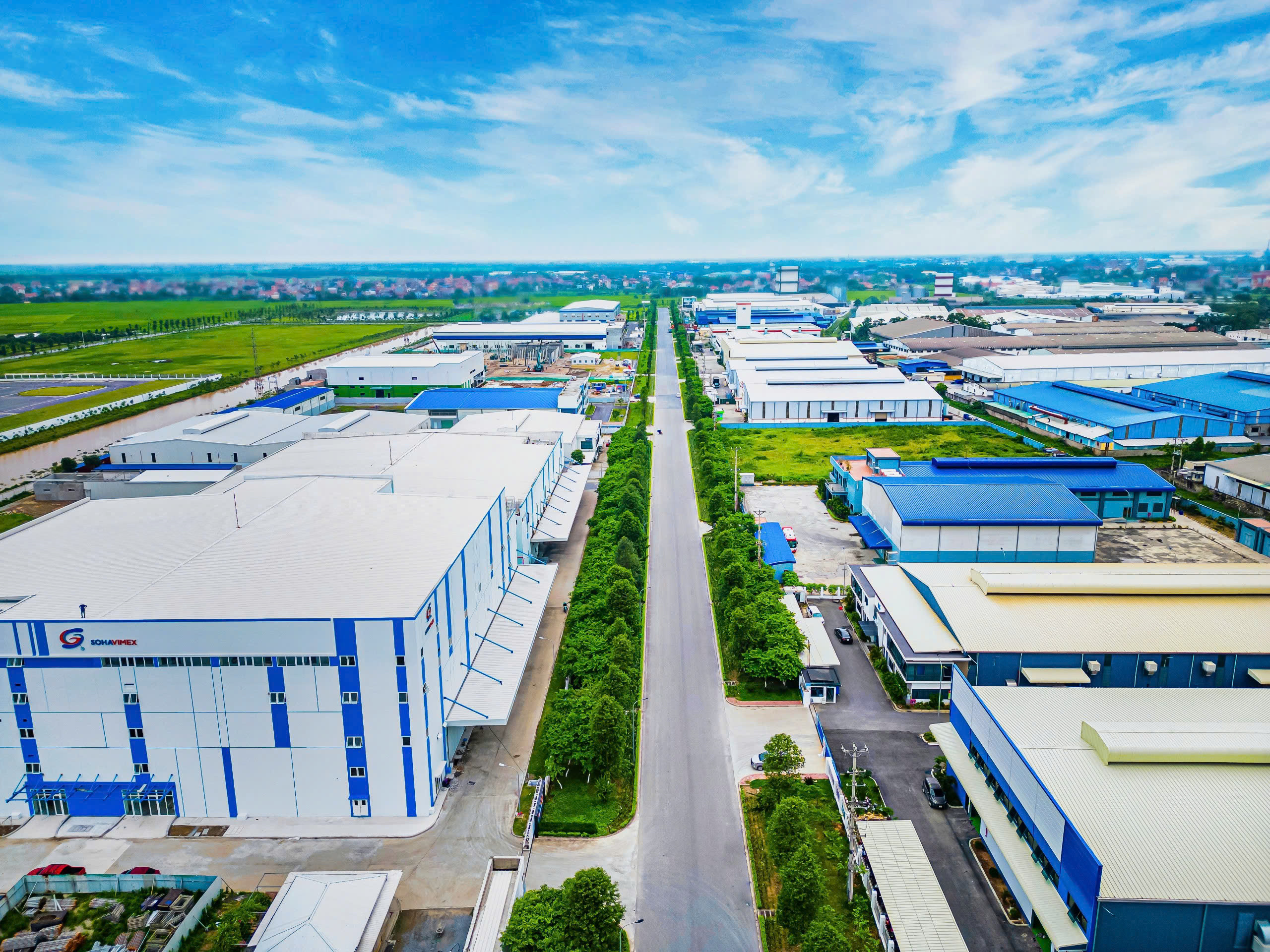 Hình ảnh minh họa phát triển xanh hóa bất động sản đô thị hiện đại với cây xanh và kiến trúc bền vững