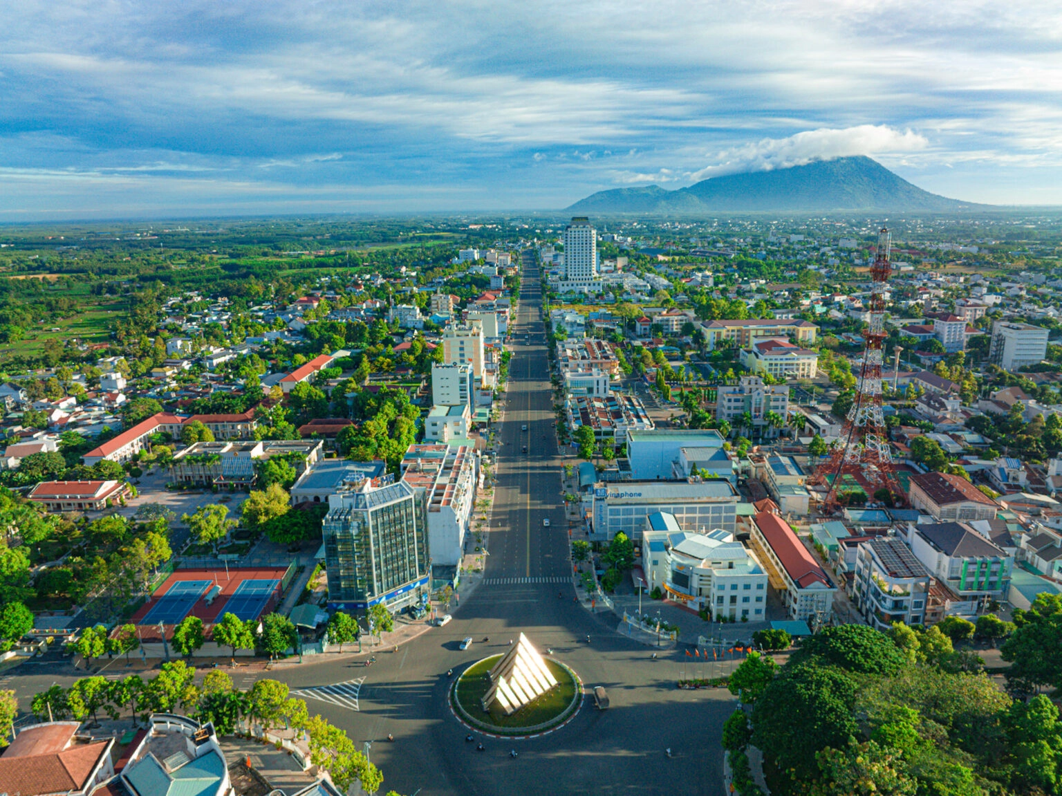 Biểu đồ xu hướng thị trường bất động sản năm 2025 với các yếu tố kinh tế, pháp lý và công nghệ